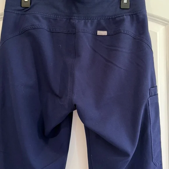 FIGS Kade Cargo Scrub Pants in Navy Blue (S-Tall) - Picture 4 of 6